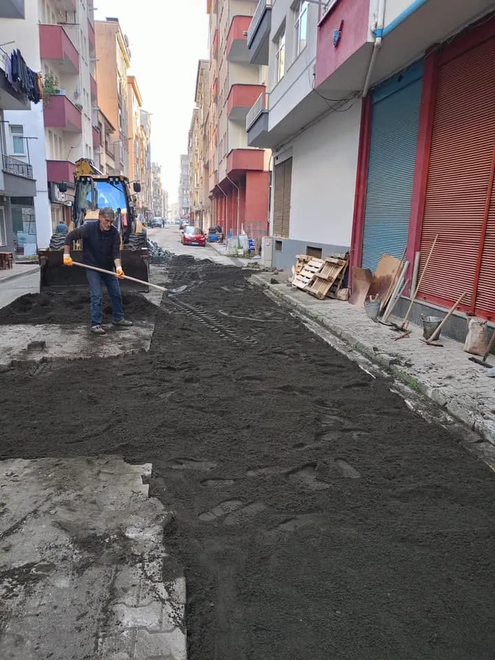 Beşikdüzü Belediyesi, Mahallelerde Yol Bakım ve Onarım Çalışmalarını Sürdürüyor