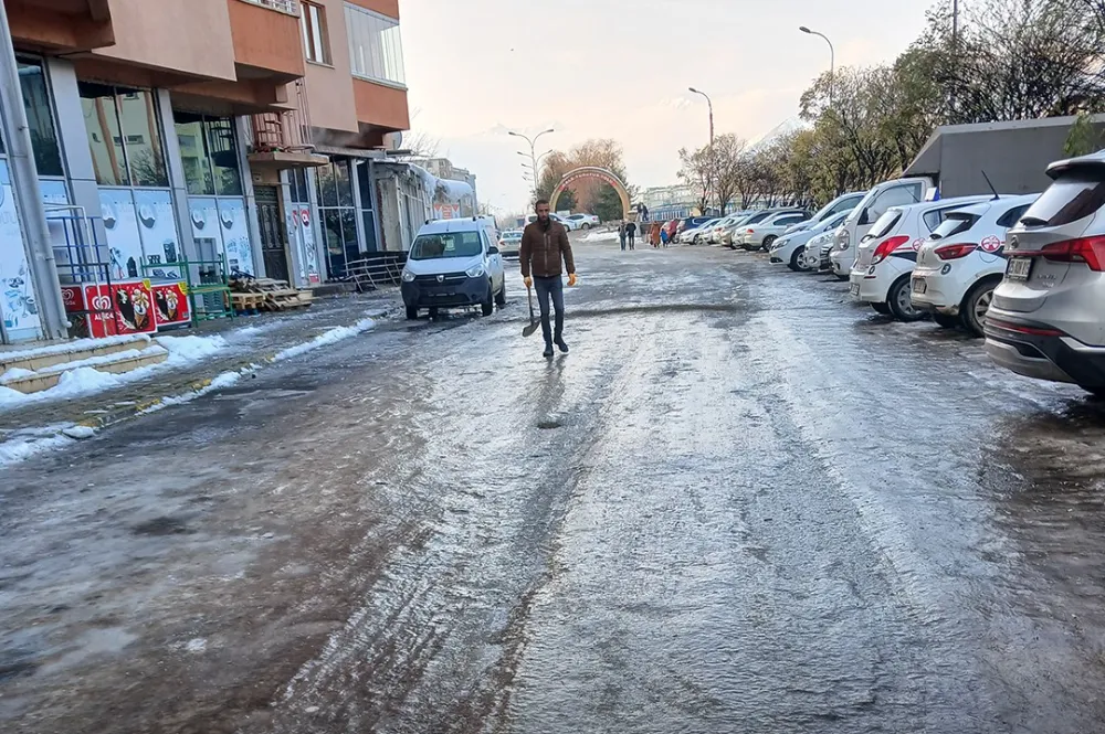 Oltu Belediyesi, Kış Tedbirlerini Alıyor: Buzlanmaya Karşı Tuzlama Çalışmaları Başladı