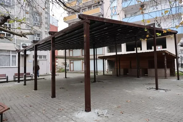 Yeni Camii Avlusuna Yeni Bir Dokunuş: Otomatik Pergola Sistemi