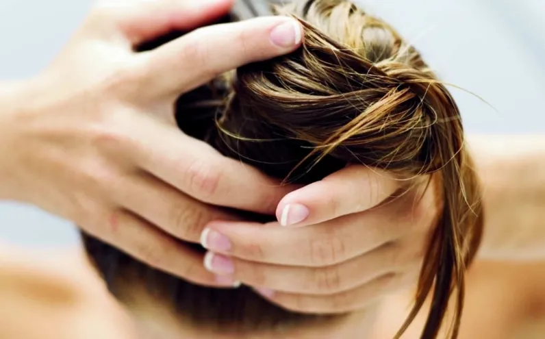 Saç bakım yağlarını geceden sürüp yatmak doğru mu? Dermatologlar açıklıyor