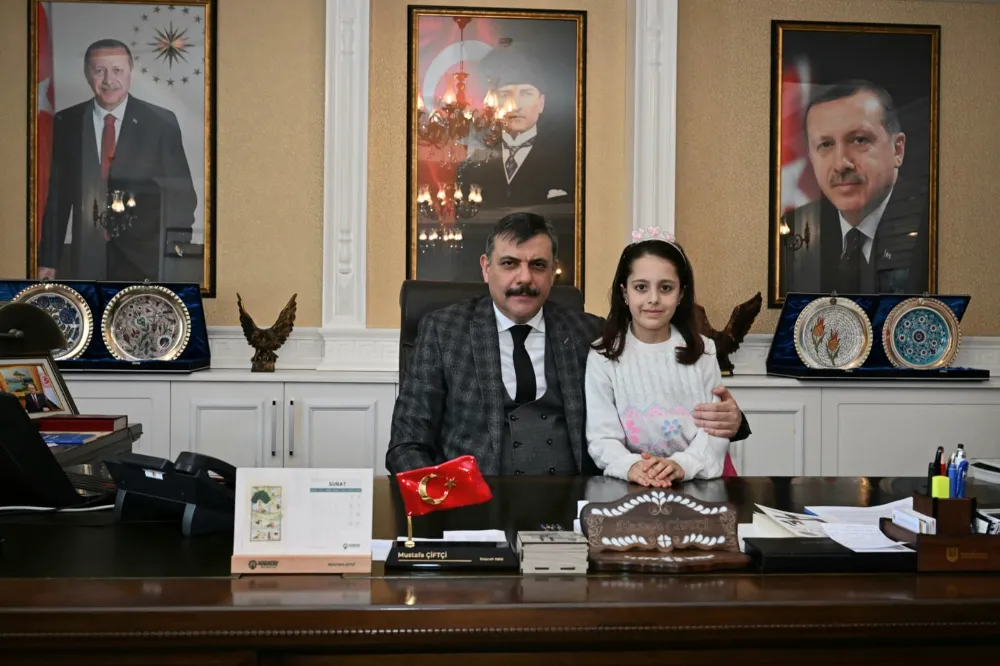 Erzurum Valisi Mustafa Çiftçi, Okulunun 3. Sınıf Öğrencisini Ağırladı ve Kitap Seti Hediye Etti