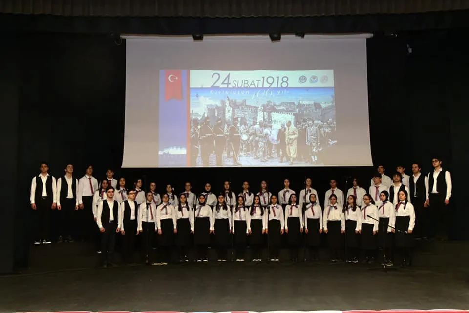 Trabzon Valisi Aziz Yıldırım, Kurtuluş Yıl Dönümü Etkinliğinde Öğrencilere Hediyelerini Verdi