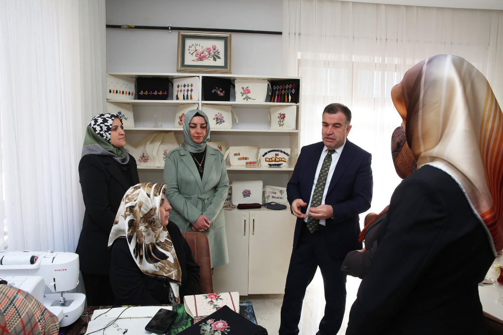 “Vali Mustafa Eldivan, Bayburt Aile Destek Merkezi’ni Ziyaret Etti: Dezavantajlı Vatandaşların Gelişimine Destek Veriliyor”