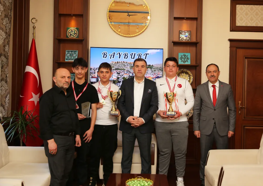 Bayburt Valisi Mustafa Eldivan, Genç Bilardo Şampiyonlarını Makamında Ağırladı