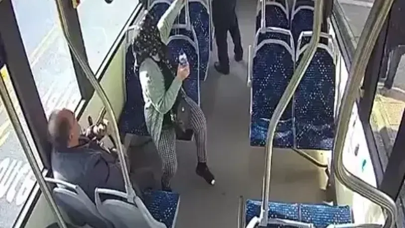 Lise müdürü ile oğlu, otobüste tartıştıkları yaşlı çifti darp etti