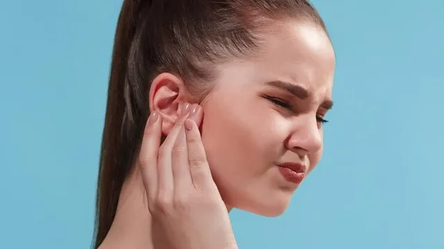Kulak ağrısı neden olur, kulak ağrısına ne iyi gelir, nasıl geçer?