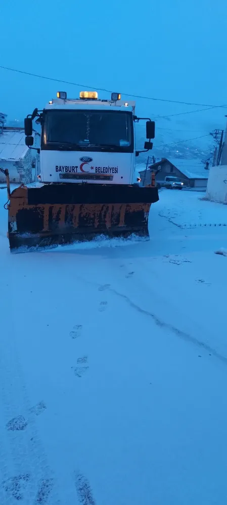 Bayburt Belediyesi: Ekiplerimiz Gece Başlayan Kar Yağışıyla Birlikte Çalışmalarını Sürdürüyor