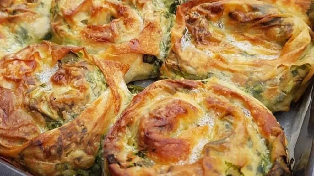 Herkesi börek ustası yapacak taktik: El Açması Ispanaklı Börek tarifi, nasıl yapılır?