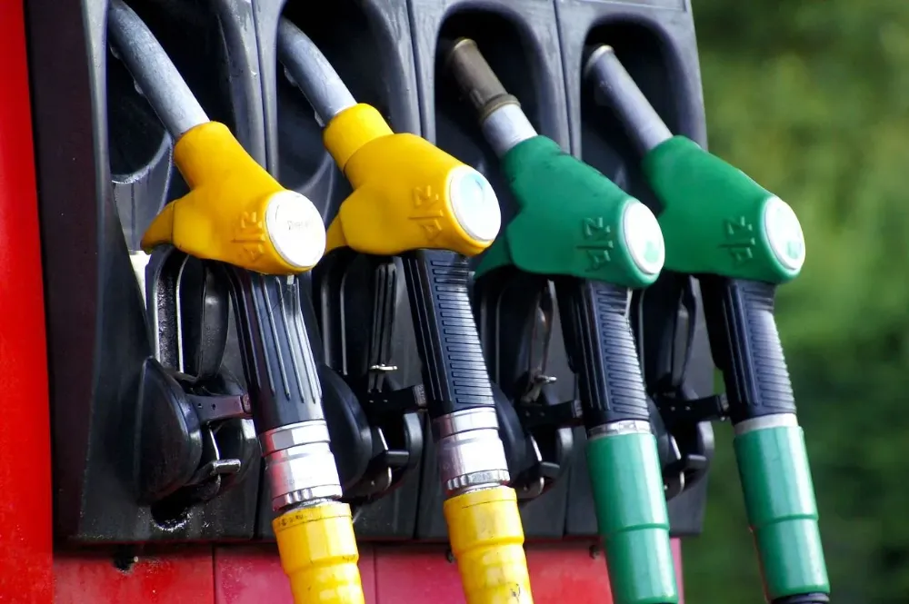 Petrol fiyatı düştü! Benzin ve motorine indirim gelecek mi? 11 Mart 2024 akaryakıt fiyatları