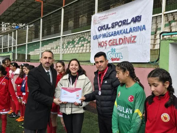 Yıldız Kız Futbolcular Madalyalarına Kavuştu