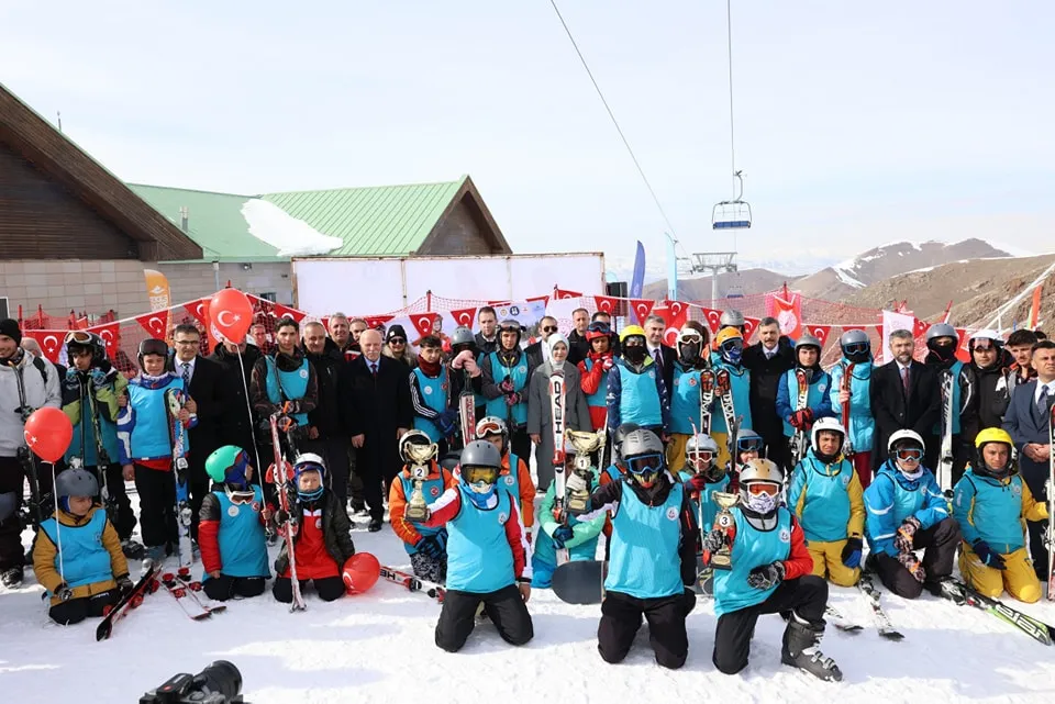 Erzurum’un Yıldız Kayakçıları Zirvede Buluştu: Aile ve Sosyal Hizmetler Bakanı Projeye Destek Verdi