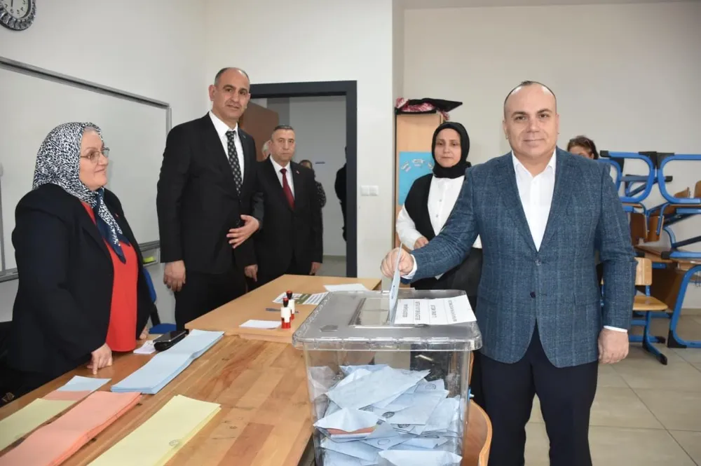 Artvin Valisi Cengiz Ünsal Oy Kullanarak Vatandaşları Teşvik Etti