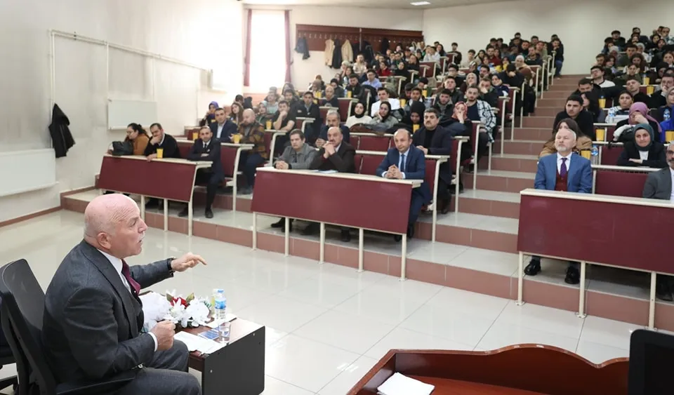 Erzurum Büyükşehir Belediye Başkanı Sekmen, Gençlerle Sosyal Belediyecilik Konferansında Buluştu