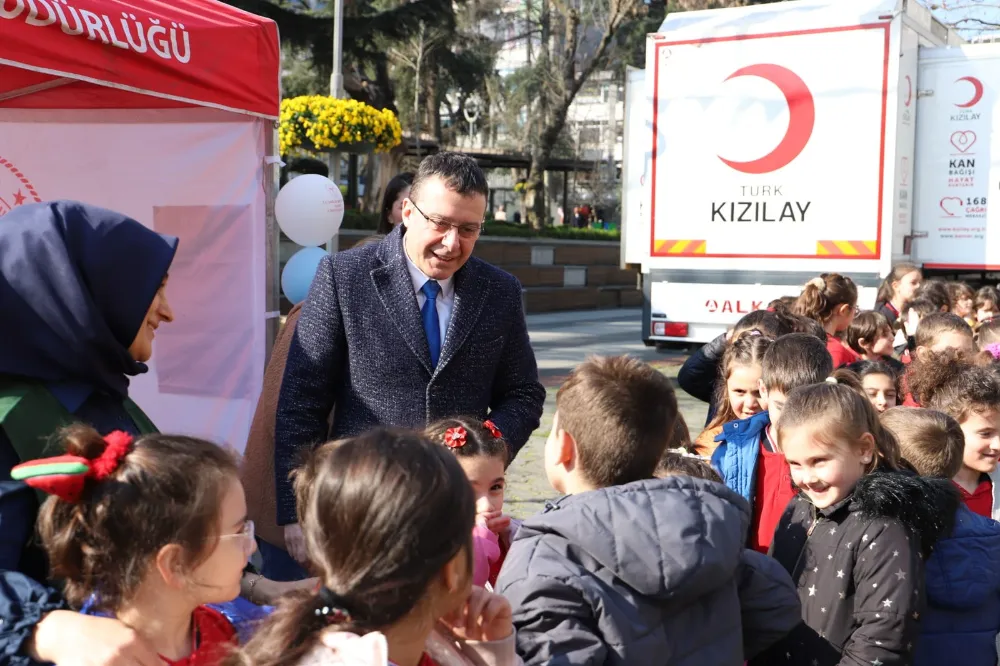 Vali ve Yetkililer Yeşilay Haftası Etkinliğinde Trabzon Halkıyla Buluştu