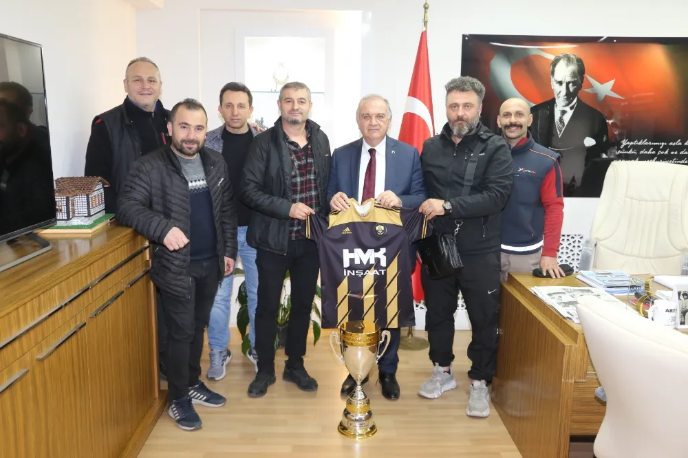 Arhavi Veteranlar Futbol Kulübü Arhavi Belediye Başkanı Vasfi Kurdoğlu’nu Ziyaret Etti