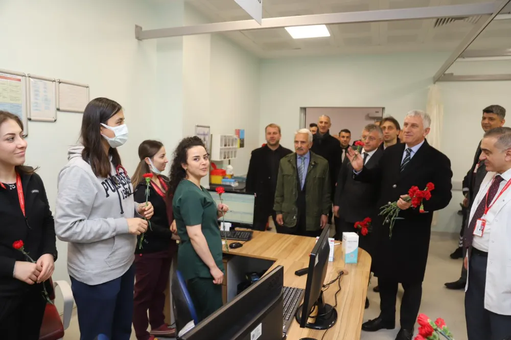 Of Belediye Başkanı Sarıalioğlu, 8 Mart Dünya Kadınlar Günü Dolayısıyla Of Devlet Hastanesi