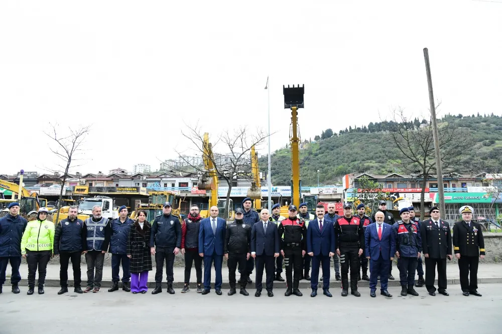 Vali Aziz Yıldırım, Trafik Uygulama Noktasını Bayram Ziyareti Yaptı