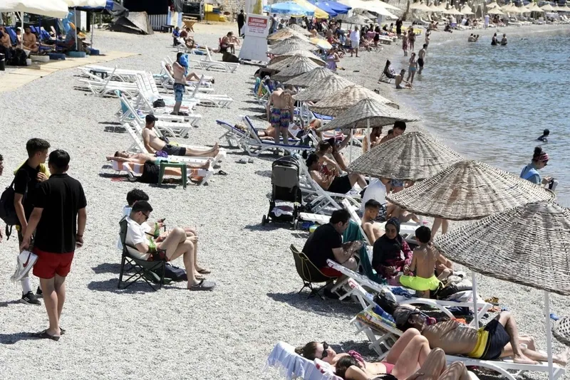 Bayramda Bodrum plajları ziyaretçi akınına uğradı! Tatilciler güneşli havanın tadını çıkardı