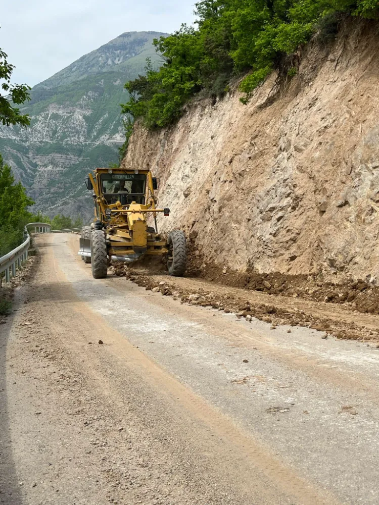 Atatepe Yolunda Yol Açma ve Kanal Temizleme Çalışmaları Devam Ediyor