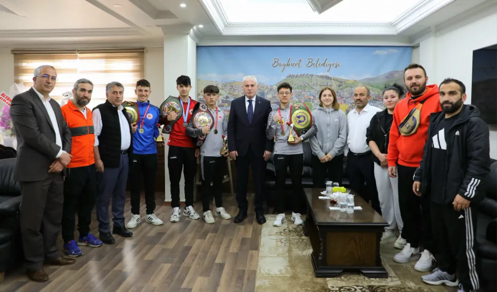 Bayburt Belediyesi Tuğra Boks Spor Kulübü Başarılı Sporcuları Belediye Başkanını Ziyaret Etti