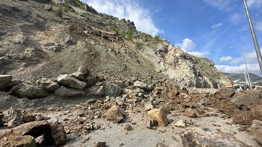 Artvin-Erzurum kara yolunda heyelan! Ulaşım tek şeride düştü