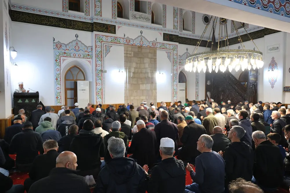 Artvin Valisi Cengiz Ünsal, Kadir Gecesi Programına Katılarak Cami Cemaatiyle Bir Araya Geldi