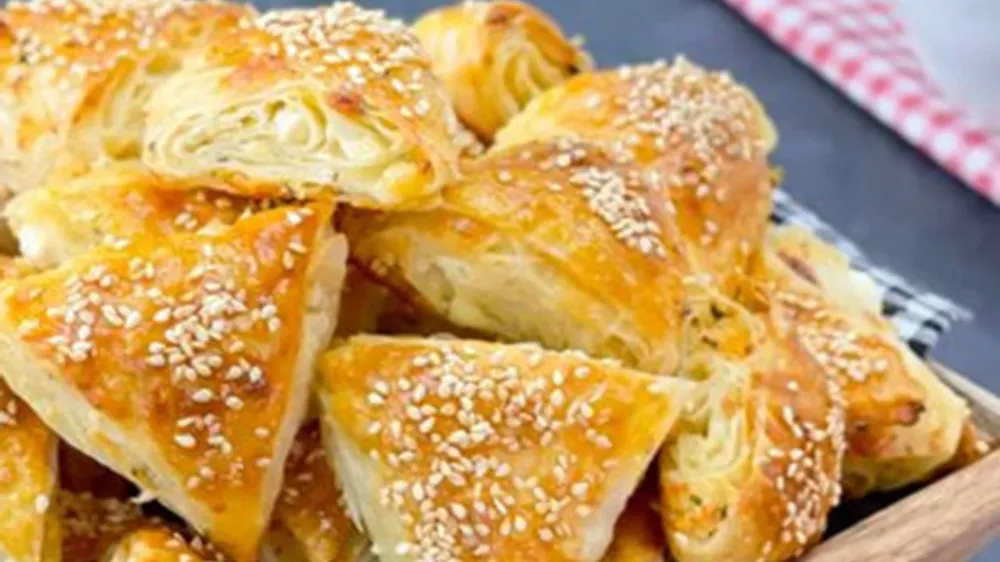 Bu börek herkesi mutfağa sürükleyecek: 2 Yufkalı Çıtır Üçgen Börek tarifi