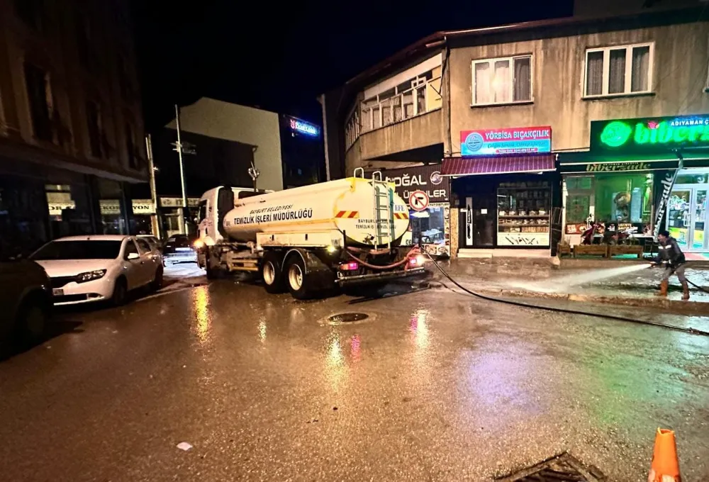 Bayburt Belediyesi, Gece Boyunca Şehir Genelinde Temizlik ve Ağaçlandırma Çalışmalarını Sürdürdü