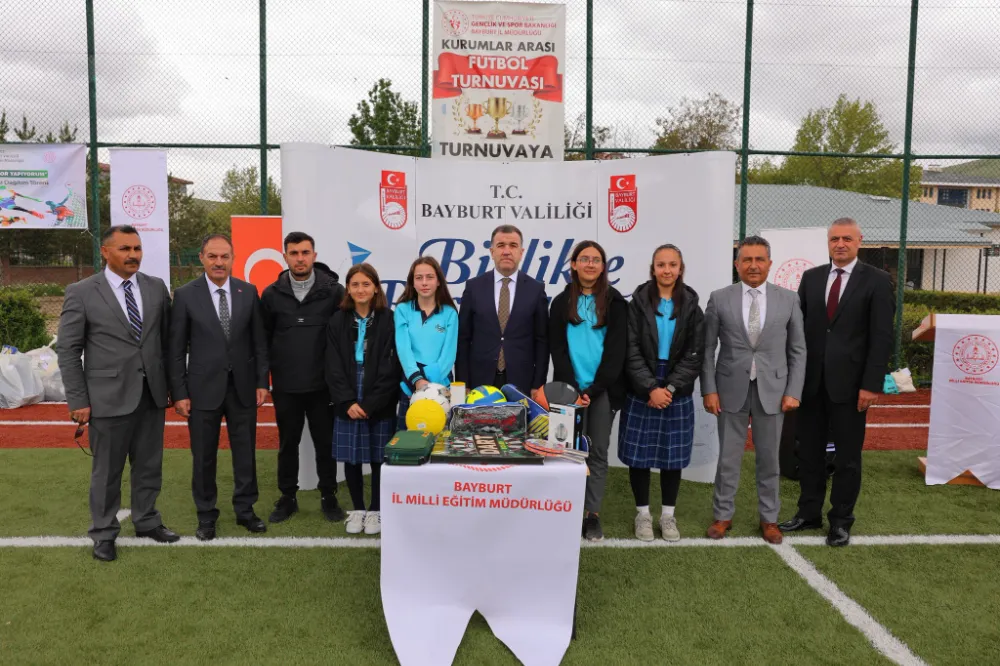 Bayburt Valisi Mustafa Eldivan, Okullara Spor Malzemesi Dağıtım Programına Katıldı