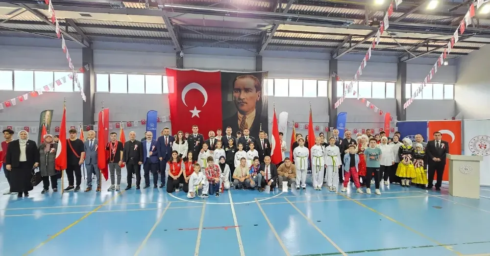 Arsin Belediye Başkanı, 19 Mayıs Kutlama Programında Öğrencilere Hediyeler Takdim Etti