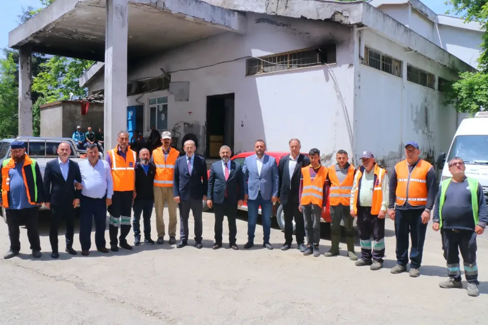 Arsin Belediye Başkanı ve Başkan Yardımcısı, Temizlik İşleri Ekibiyle Buluştu