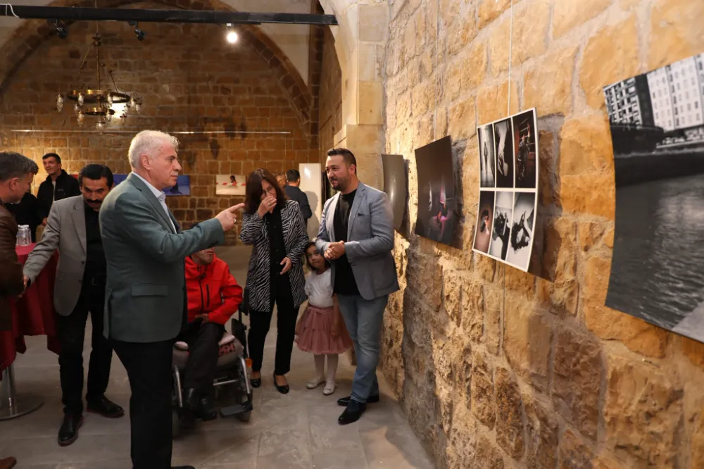 Başkan Mete Memiş, Genç Sanatçıların Eserlerini İlgiyle İnceledi: Bayburt Üniversitesi Fotoğraf ve Kamera Bölümü Öğrencilerinin Sergisi