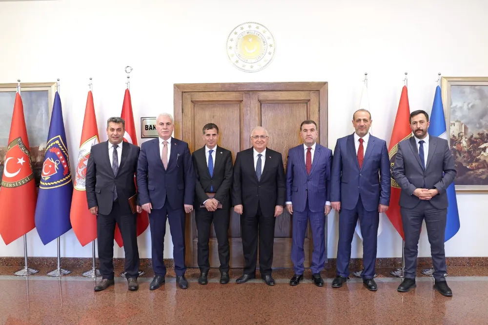 Bayburt Belediye Başkanı Mete Memiş, Milli Savunma Bakanı Yaşar Güler ve Ankara Valisi Vasip Şahin