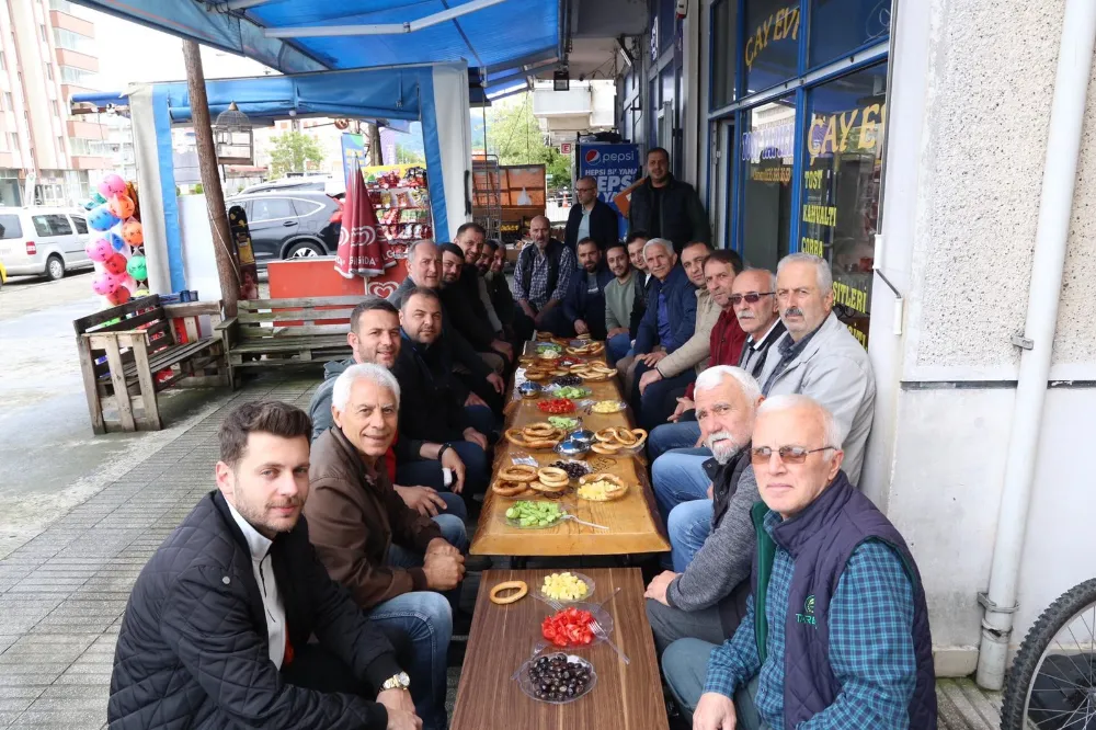 Arhavi Belediye Başkanı Ataselim, Gönül Çay Ocağı’nda Esnaf ve Vatandaşlarla Kahvaltıda Buluştu
