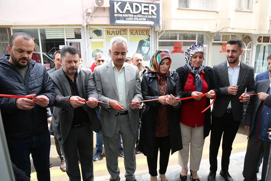 Oltu Belediye Başkanı Adem Çelebi, Yeni İşletmenin Açılışına Katıldı