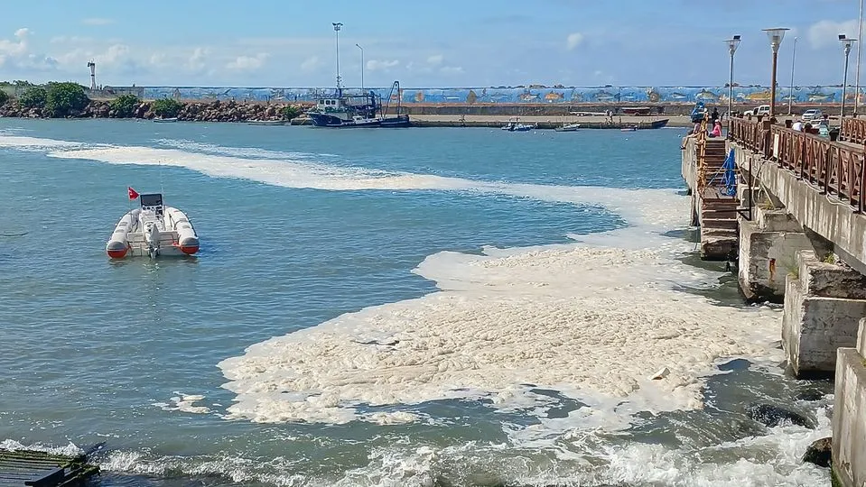 DÜZCE VALİLİĞİ DENİZDEKİ KÖPÜKLENME GÖRÜNTÜLERİ İÇİN AÇIKLAMADA BULUNDU..