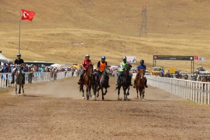 Hınıs Belediyesi, Geleneksel At Yarışı Festivali İle Bölgesel İlgilere Karşılık Verdi