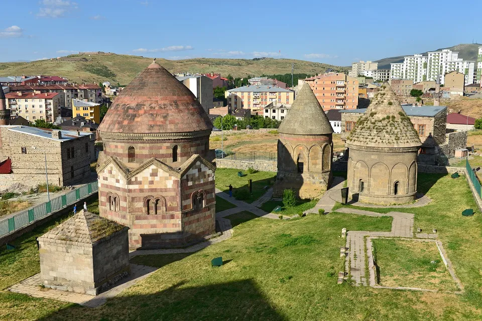 Emir Saltuk Kümbeti ve Üç Kümbetler: Erzurum