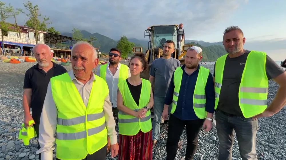 Kemalpaşa’da Çöp Toplama Kampanyası: Gönüllüler Sahili Temizledi