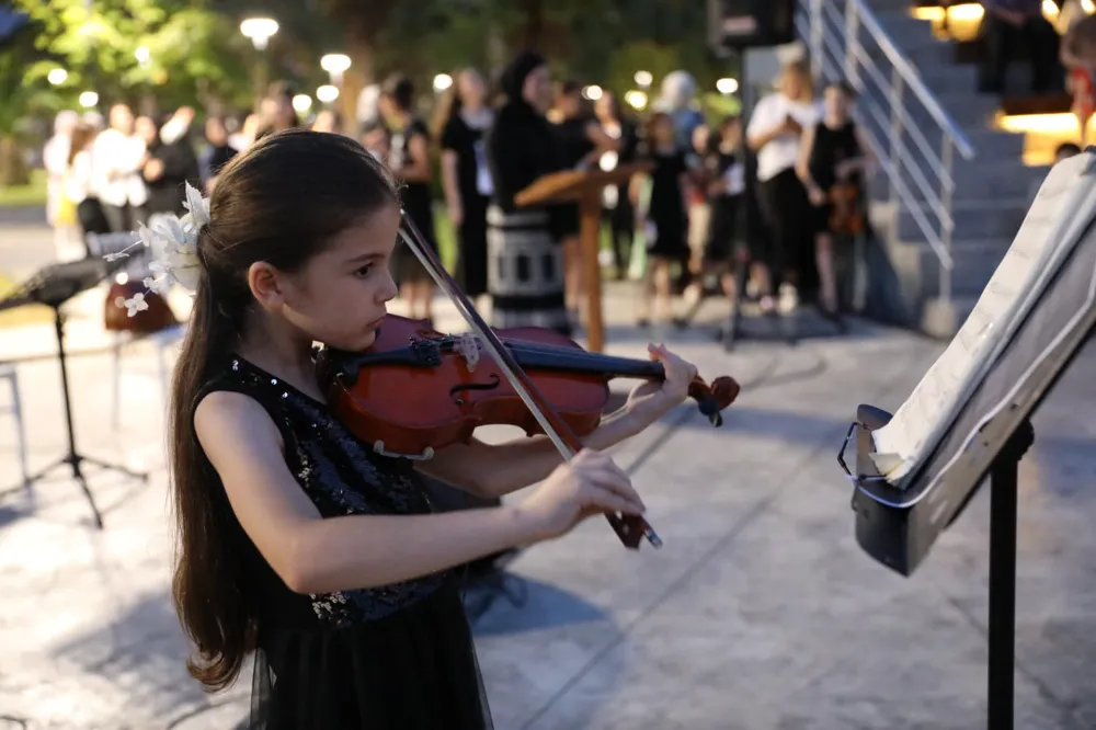 AKÇAABAT BELEDİYESİ SANAT AKADEMİSİNDEN MUHTEŞEM KONSER 