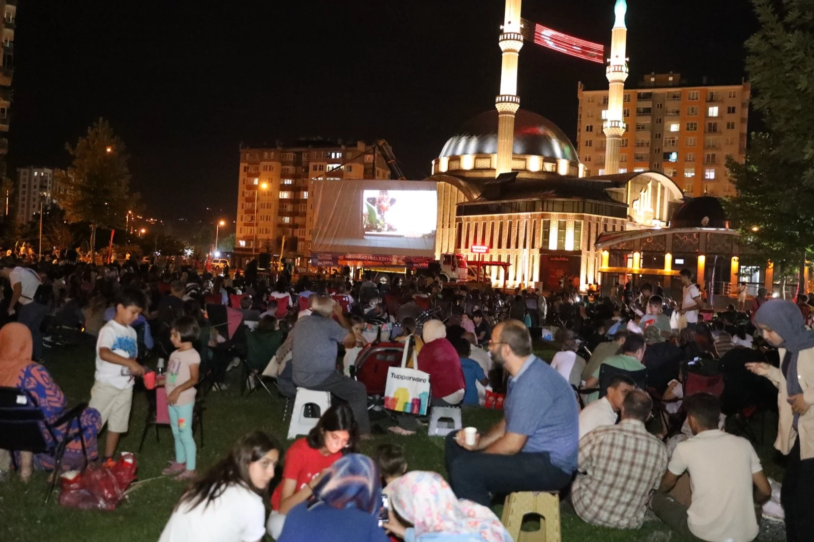 Melikgazi Belediyesi yaz sineması etkinlikleriyle nefes aldırıyor