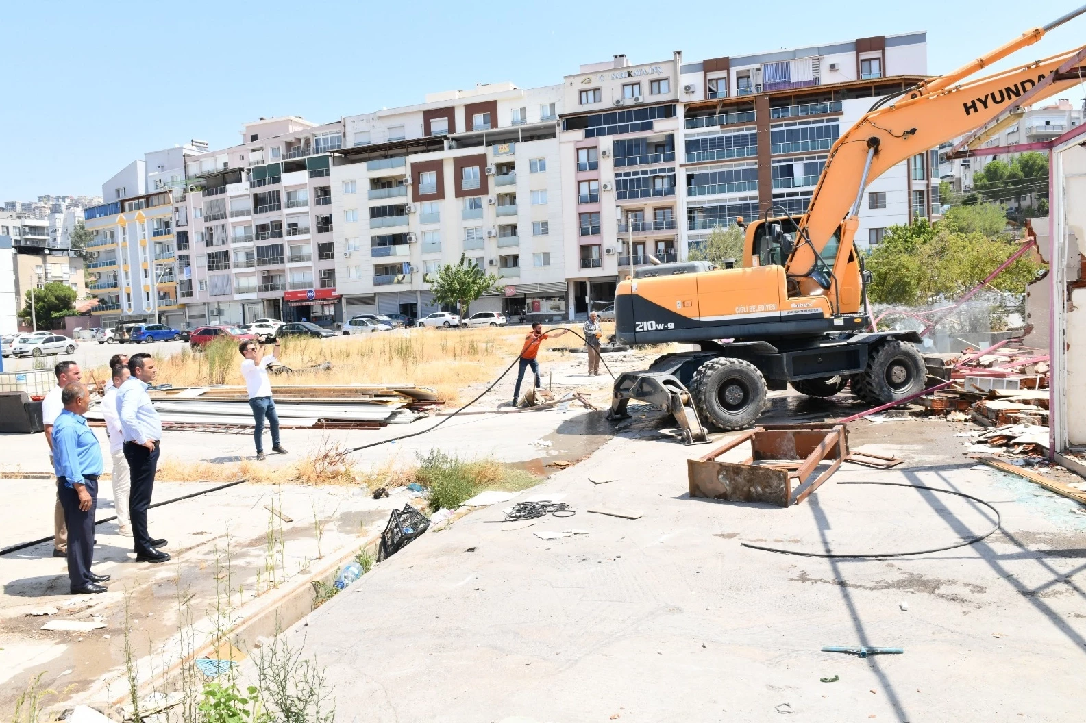 İzmir Çiğli’de kaçak yapının yerine yol ve park