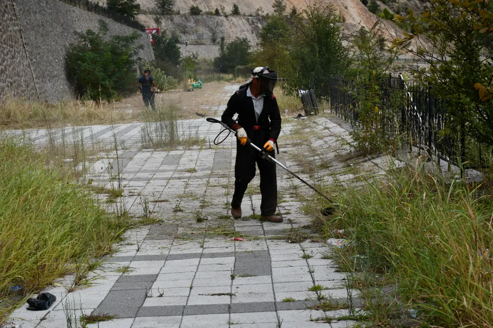 Belediye Başkanı Bilgehan Erdem, Çoruh Park’ta Temizlik Çalışmalarını Yerinde İnceledi