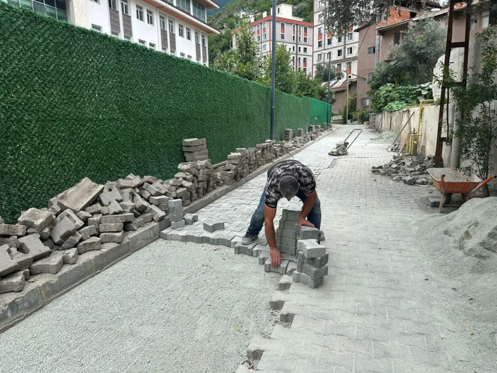 Artvin Belediyesi’nden Altyapı Hamlesi: Kilit Parke Yollar, Yağmur Suyu Kanalları ve Heyelan Önlemleri