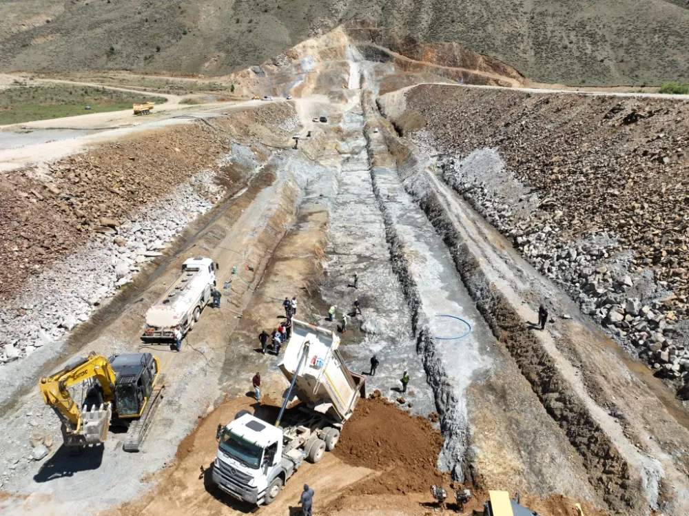 Bayburt Merkez Yelpınar Göleti İnşaatında Gövde Dolgusu Başladı