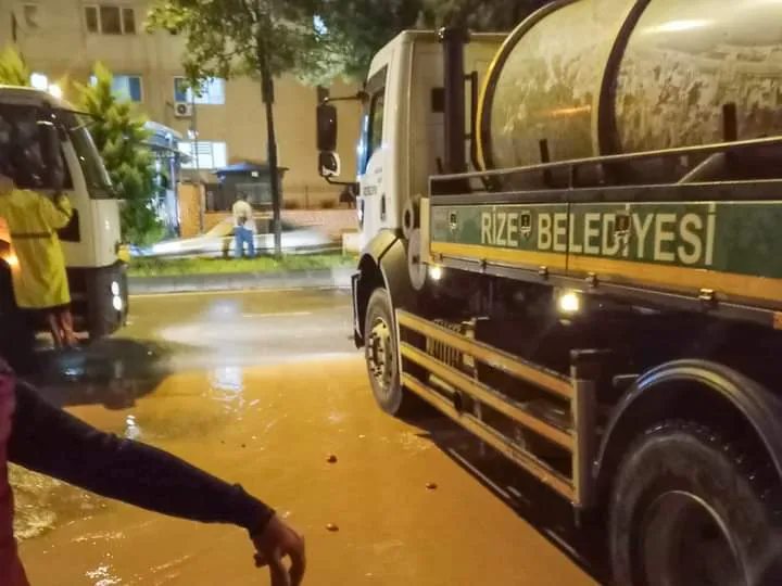 RİZE BELEDİYESİ EKİPLERİ ARAKLI’DA YAŞANAN SELDE YARDIMA KOŞTU