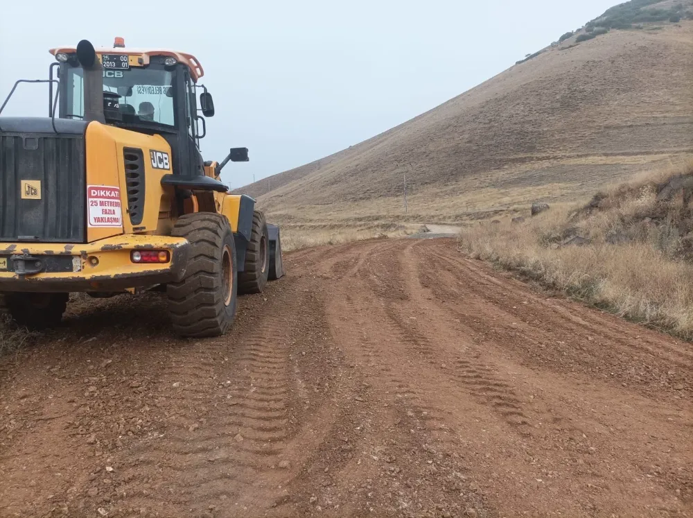 Hınıs Mahallelerinde Yol Güvenliği İçin Kumlama ve Bakım Faaliyetleri Başladı