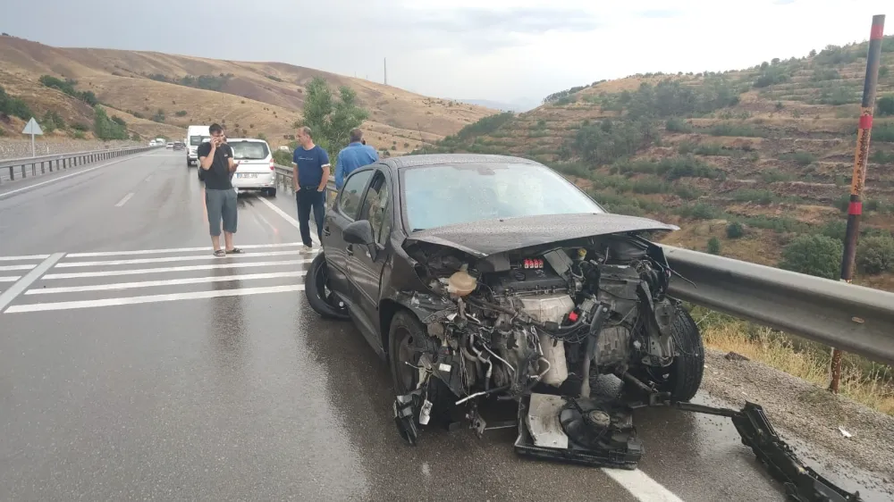 Erzurum’da Yağmur Kazası: Otomobil Bariyerlere Çarptı, 1 Kişi Yaralandı