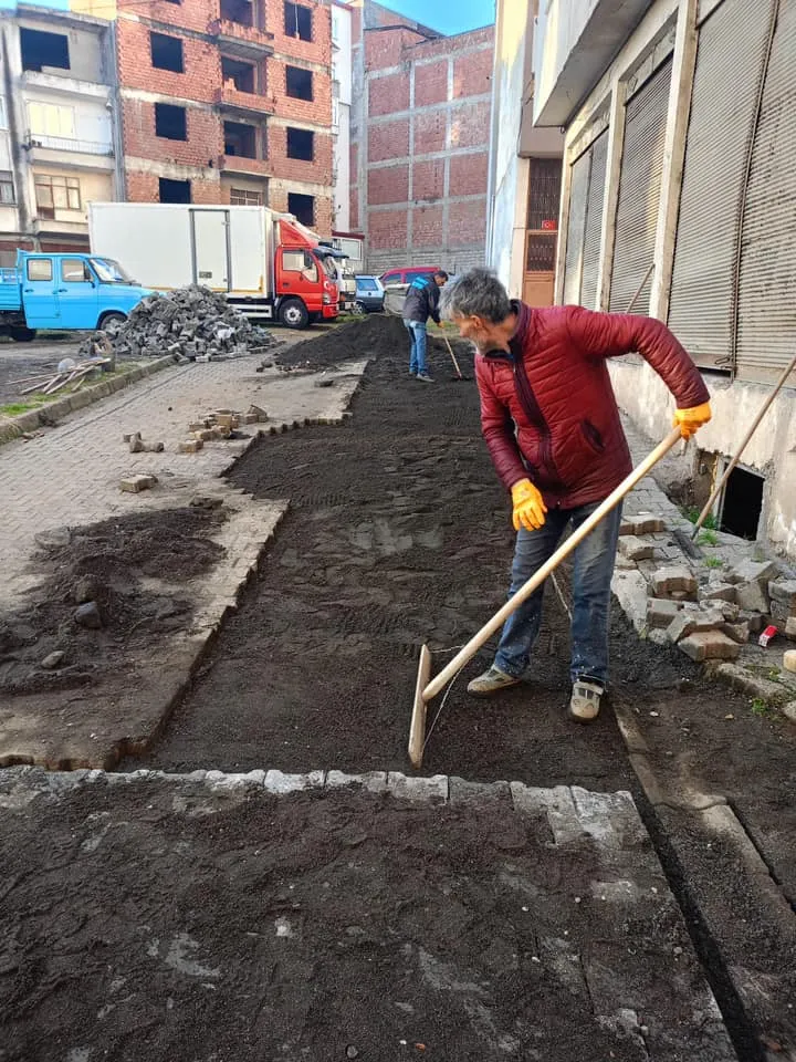 Beşikdüzü Belediyesi, İlçe Merkezinde Doğalgaz Çalışmaları ve Arazi Düzenlemelerine Devam Ediyor