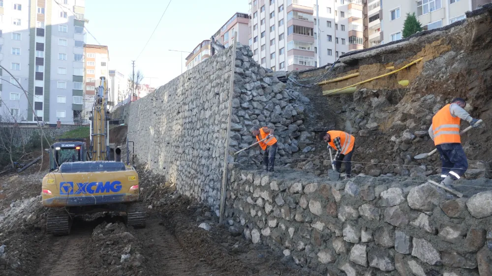 Trabzon Büyükşehirden Çöken İstinat Duvarına Müdahale